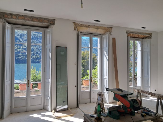 Restauro finestra con antescuri interni in Villa d'epoca sul lago di Como